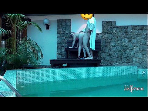 ❤️ O xefe invita a criada á piscina, pero non puido resistirse a un quente ❤ Porno de calidade en nós